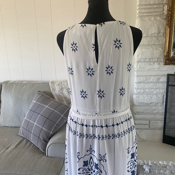 Beautiful white and blue Ann Taylor Loft dress size small. - Picture 6 of 10
